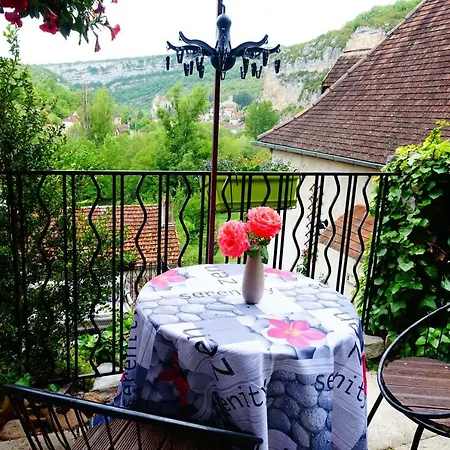 Un Jardin Dans La Falaise Cabrerets