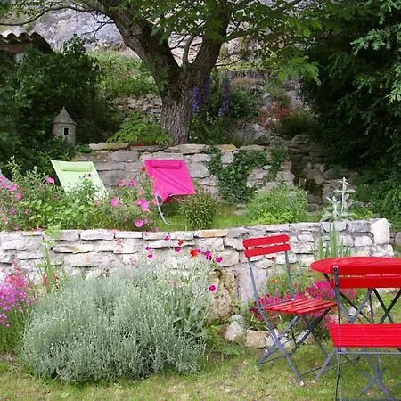 Un Jardin Dans La Falaise Bed & Breakfast *